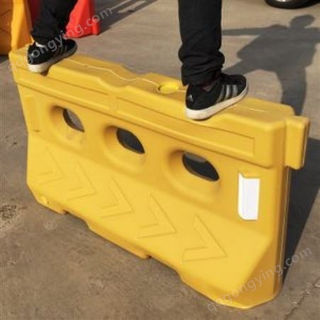 广安三孔水马供应商 选双路 注水装沙市政围栏 塑料水马采购