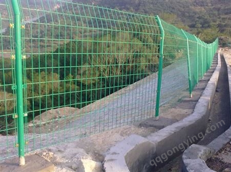 双边丝护栏网高速公路户外道路养殖硬塑网格防护隔离边框铁丝网片